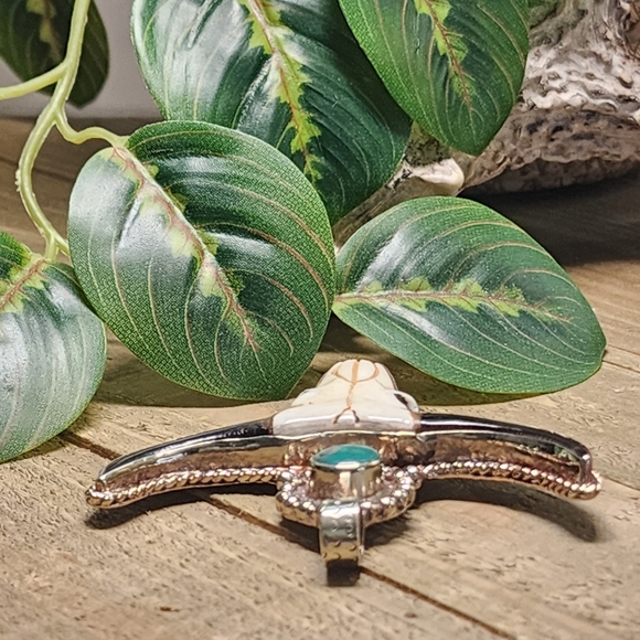 Carved Bone Longhorn Steer Pendant with a Turquoise Cabachon from Nepal - Picture 6 of 9